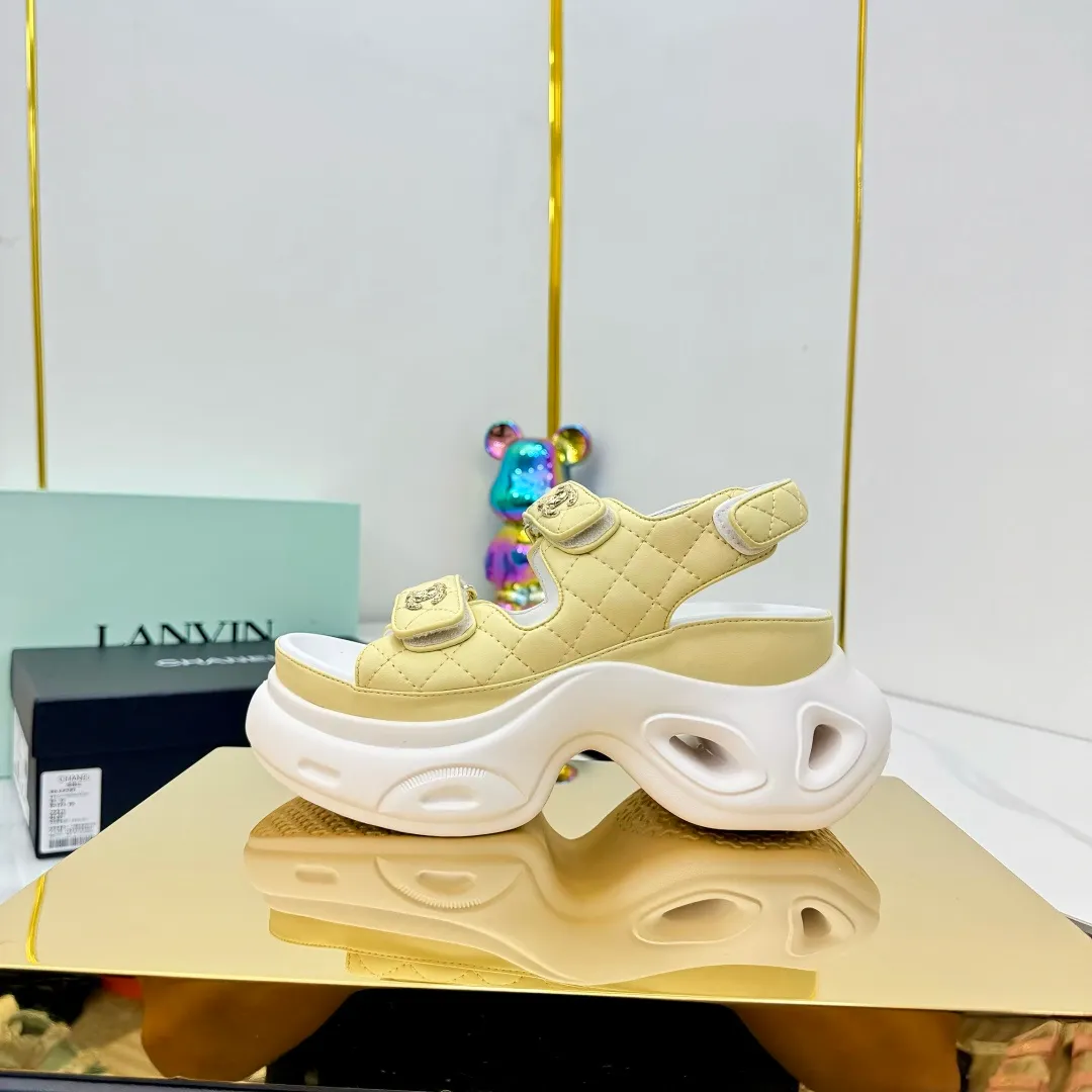 👟👟Ex-factory price 680👟👟 Top version... Chanel｜Chanel Xiaoxiang Velcro Beach Slippers Slippers Casual Beach Shoes 25ss Spring and Summer New Style! Beach shoes are a hit all over the internet! The latest model from the counter, I am still willing to buy it on my feet. It must be ranked among the most popular models. It is invincible in all seasons. Various bloggers and Internet celebrities can see the matching styles. Highly recommended. Pearlescent sheepskin upper, sheepskin lining, suede for feet. Original open-molded TPU outsole size: 35-40 (customized for 40 and 41). Full set of original packaging 👉 👉 👉 👉 👉